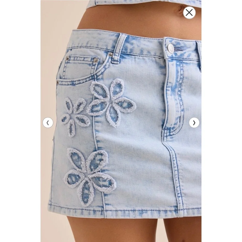 Altar'd State Light Wash Denim Floral Applique Mini Skirt Blue Low Rise Size XXS - Picture 2 of 4
